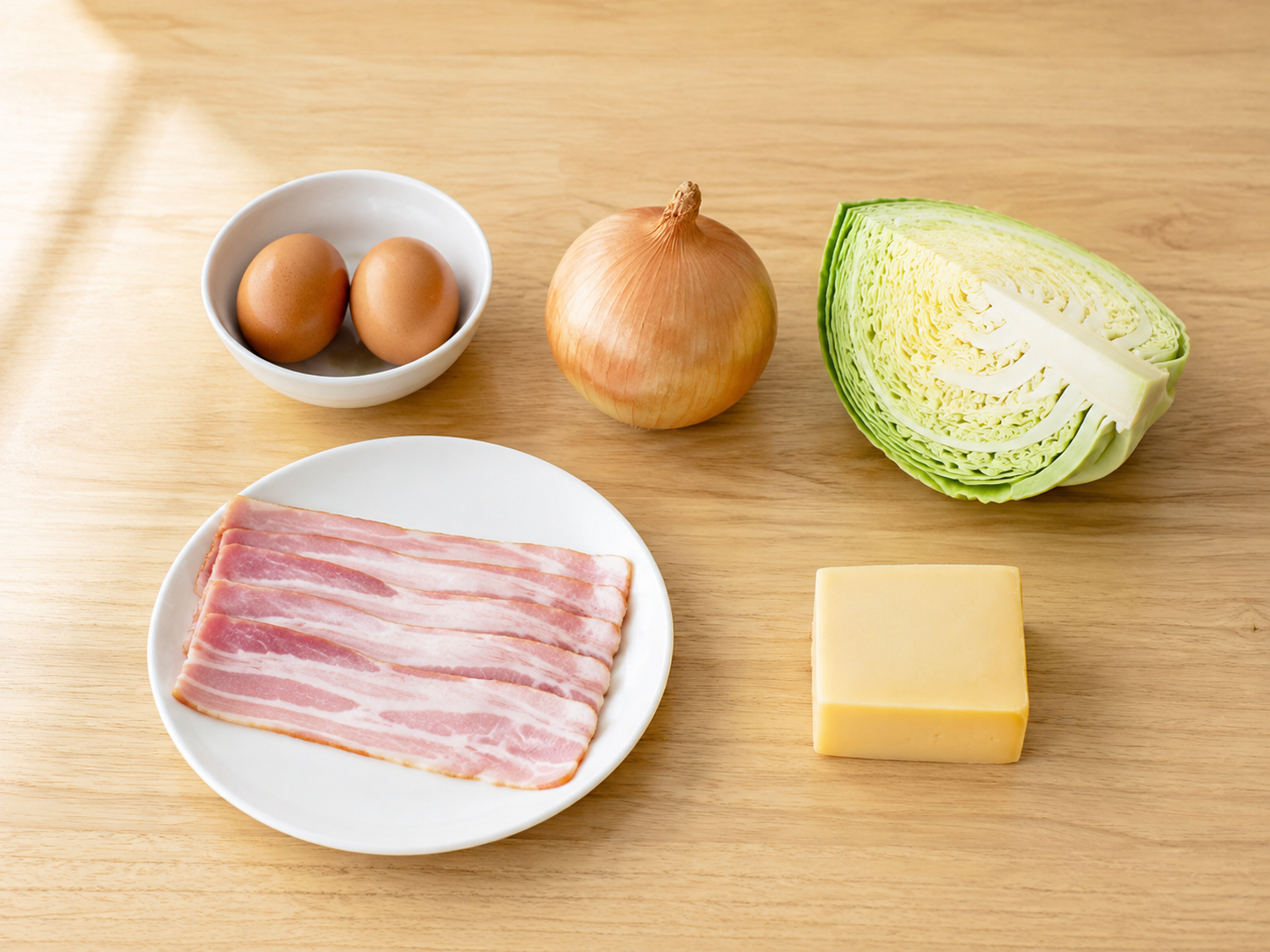 卵、玉ねぎ、キャベツ、ベーコン、チーズを机に並べた検証用の食材画像